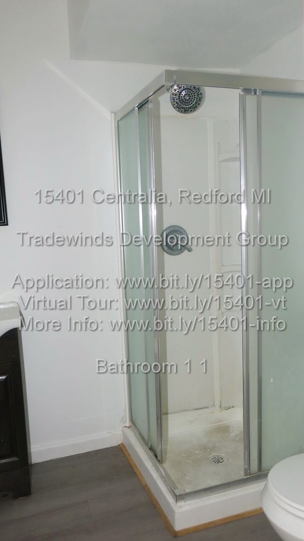 Building Photo - 15401 Centraila 4BR Home - New LVP Floors/Fresh Paint - Redford - 48239