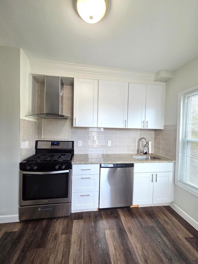 Building Photo - 438 Devon St