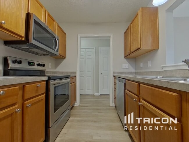Building Photo - 819 Chablis Dr