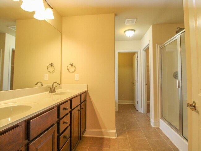 Building Photo - 4 Bedroom Home  in Athens City!