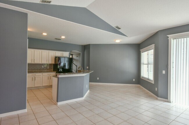 Building Photo - MOVE-IN READY 5 Bed 3.5 Bath Home in Daven...