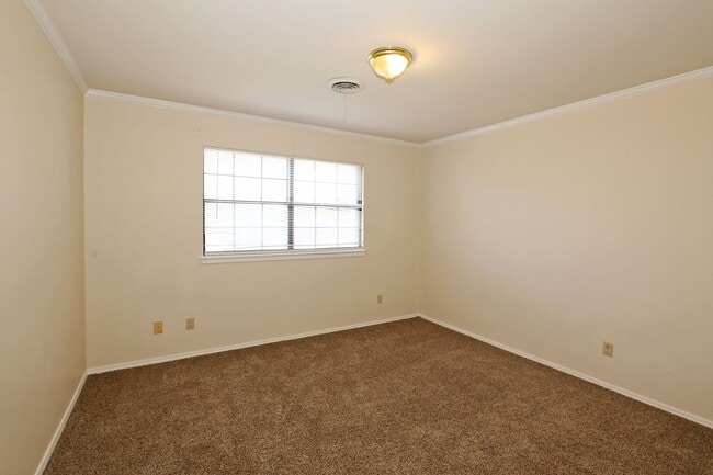 Building Photo - Spacious Canyon Home