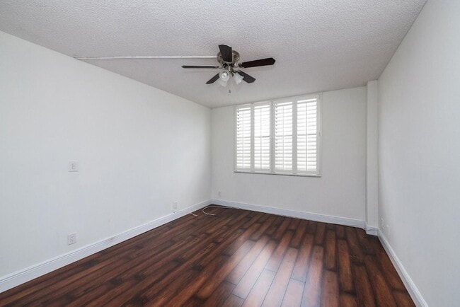 Building Photo - 3900 N Hills Dr