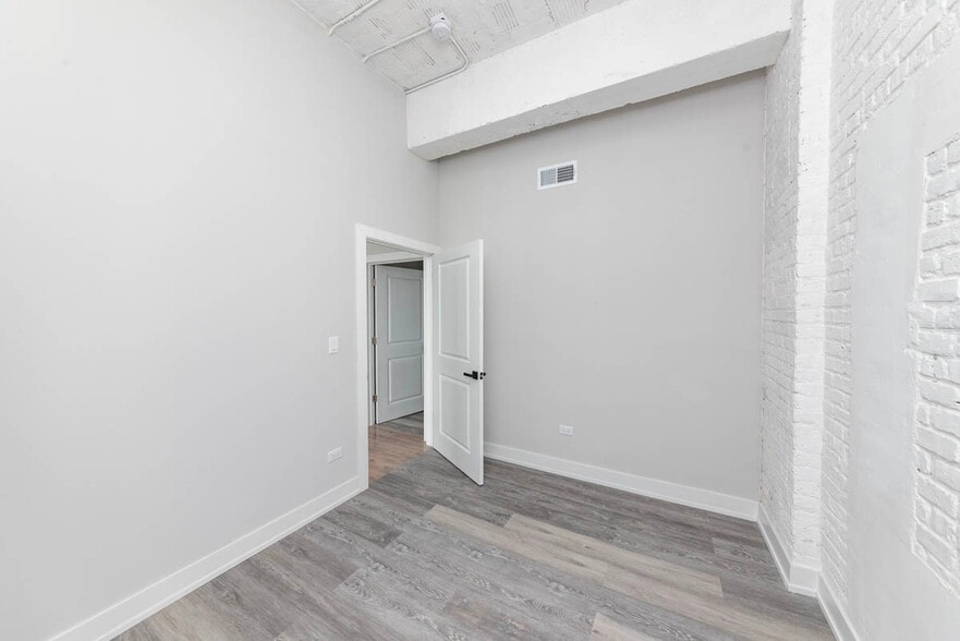 Building Photo - 2000 W 22nd Pl