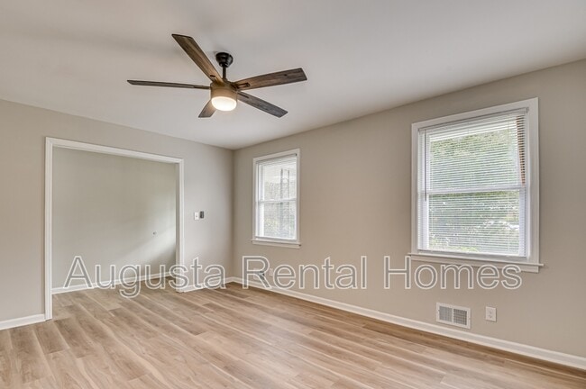 Building Photo - 323 Pineview Dr