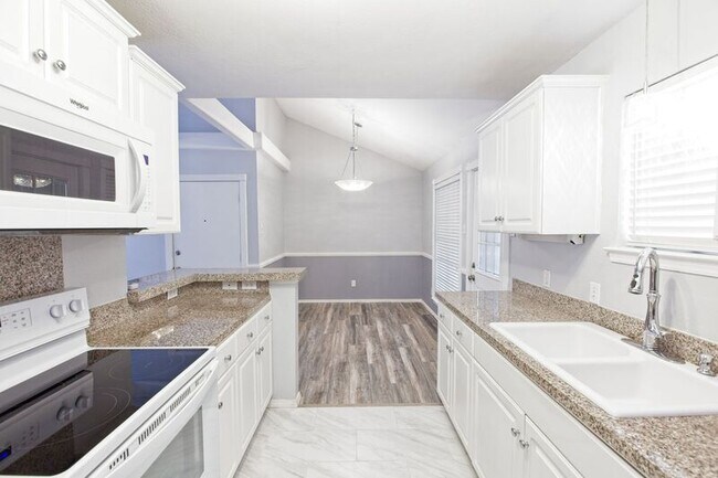 Building Photo - 10590 High Hollows Dr
