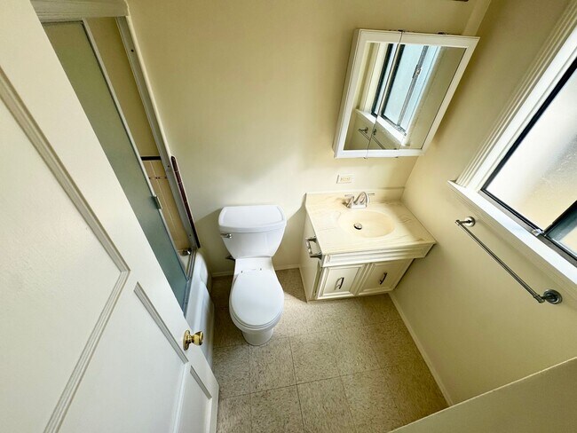 Building Photo - Spacious 2 bedroom, 2 bathroom