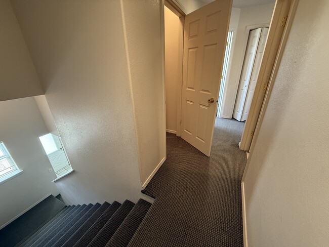 Building Photo - 913 Cardinal Dr
