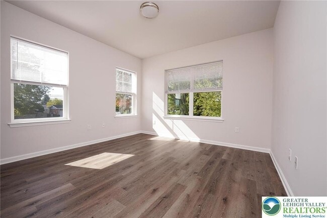 Building Photo - 1210 Eaton Ave