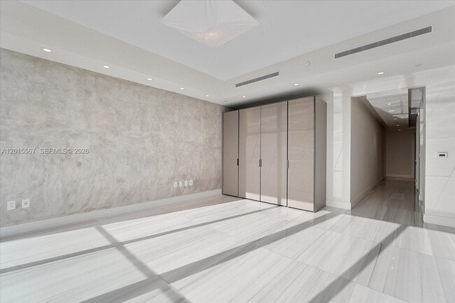 Building Photo - 17901 Collins Ave