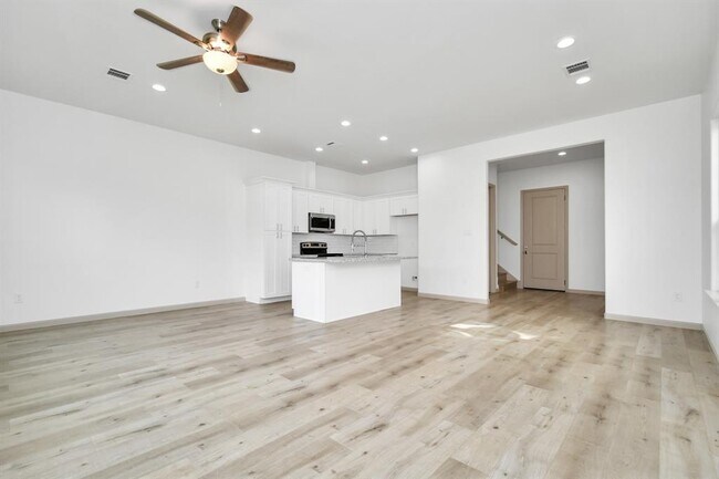 Building Photo - 2119 Esther Dr