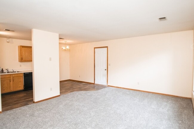 Building Photo - 2 bed 1 bath town-home in Chesterton