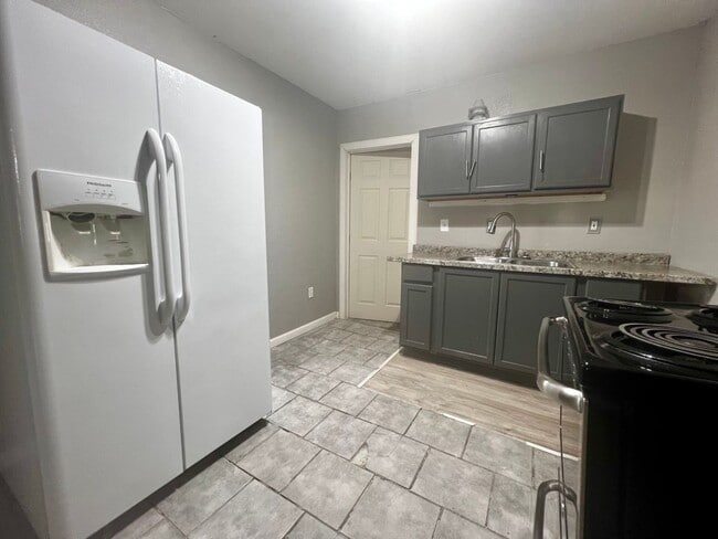 Building Photo - 3 Bedroom in Slaton