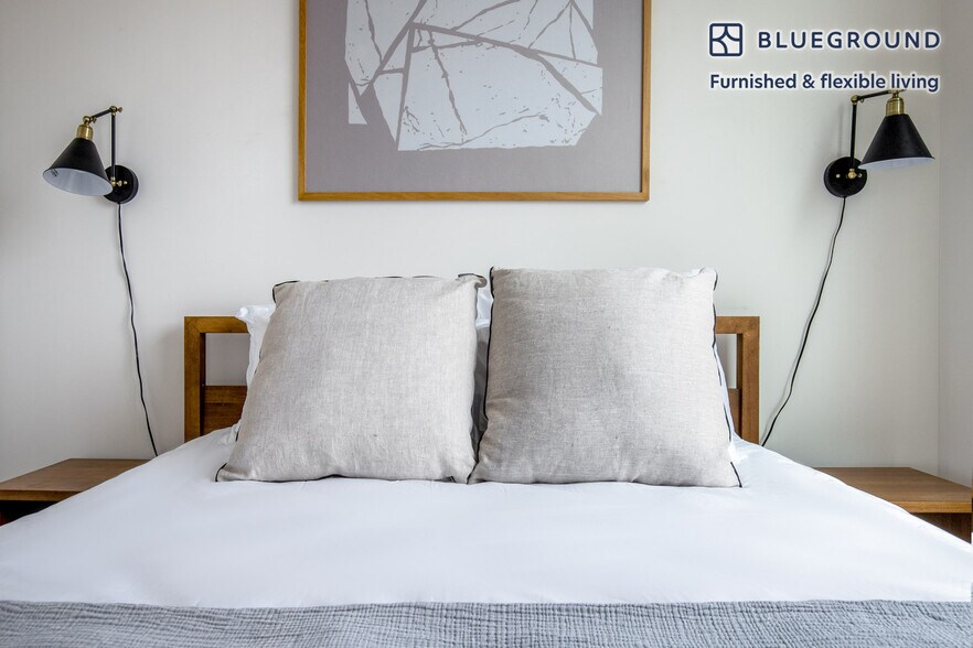 Building Photo - 2340 N California Ave