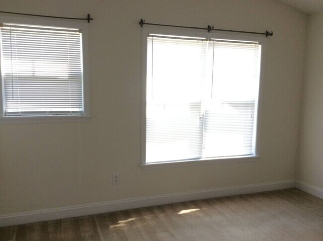 Building Photo - Beautiful Townhome in Tucker Creek