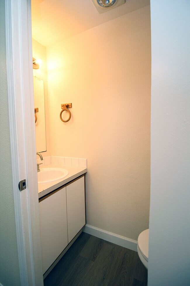 Building Photo - 17-23 SE 127th Ave