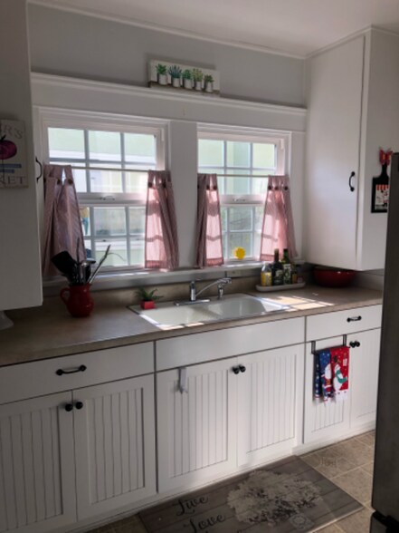 Building Photo - 102 S Balcom Ave