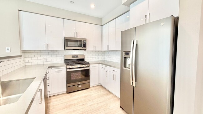 Building Photo - Brand New High-Rise Condo Unit with Stunni...