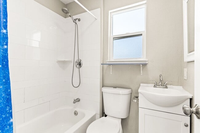 Building Photo - Remodeled 4-Bedroom House w/ Private Yard in Oakland