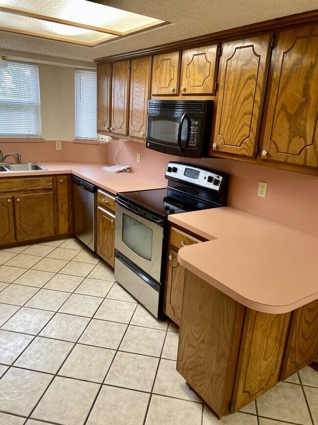 Building Photo - Storm Shelter! 3 bed 2 bath 2 car garage h...