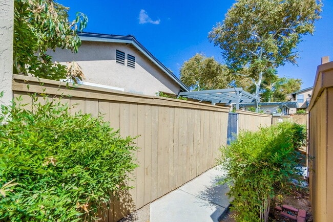 Building Photo - Charming 2BR Home with Attached Garage, Private Patio and a Friendly Community!