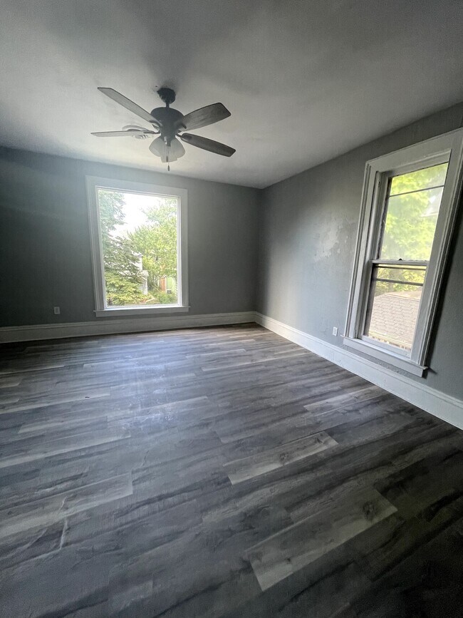 Building Photo - 419 W Howard