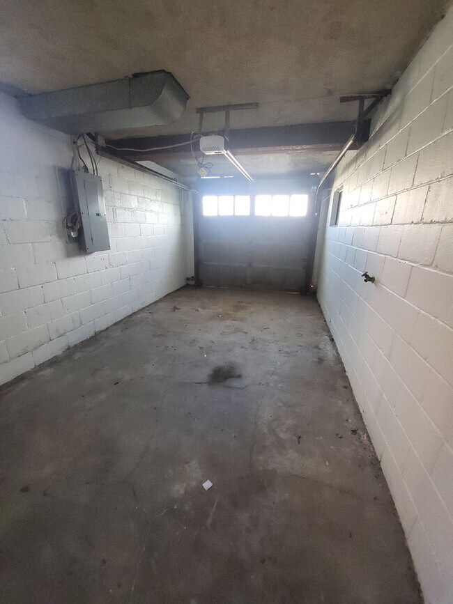 Building Photo - Newly renovated 3 bedroom house in Brookli...