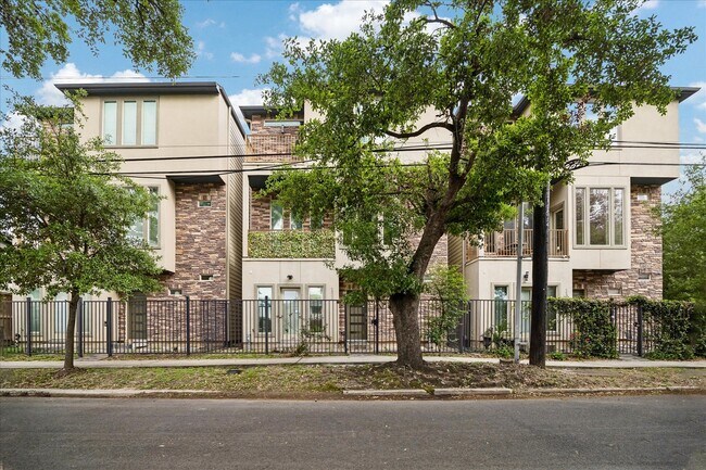 Building Photo - 4833 Chenevert St