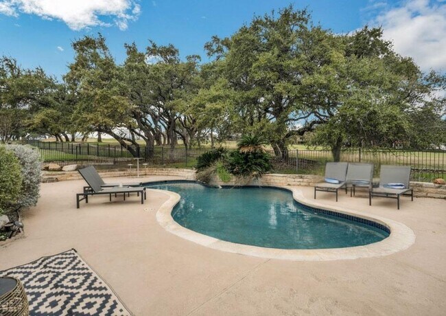 Building Photo - 608 Lakeway Dr