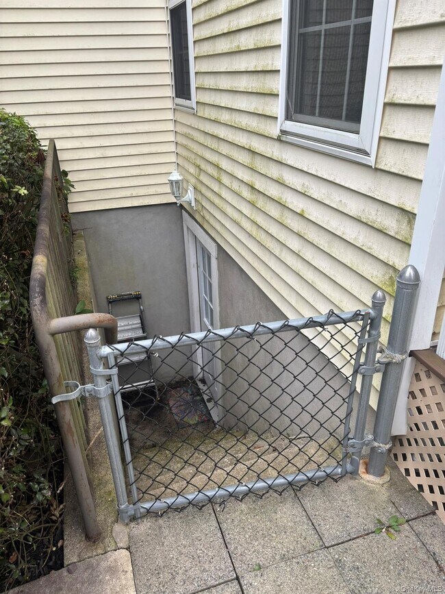Building Photo - 323 Peconic Ave