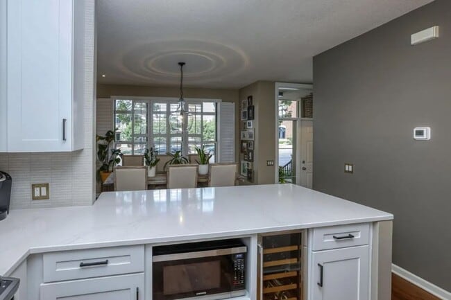 Building Photo - Rare NE Minneapolis Townhome with 2 Stall Garage + Soaking Tub