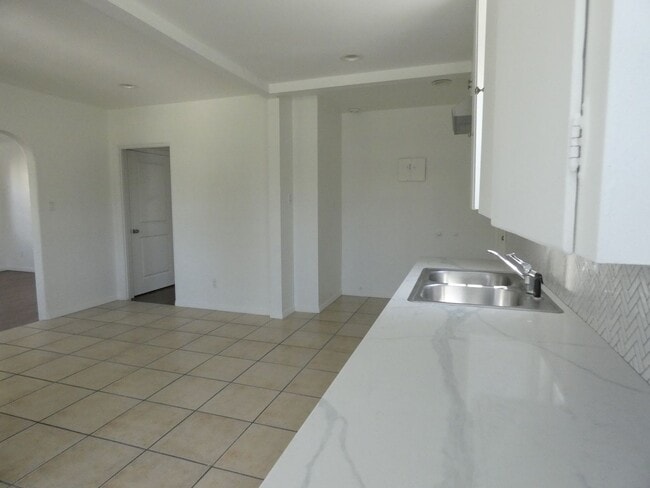 Building Photo - *Available NOW  in Inglewood!*