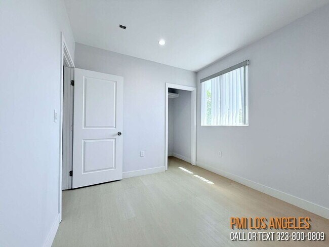 Building Photo - 206 1/2 E 87th