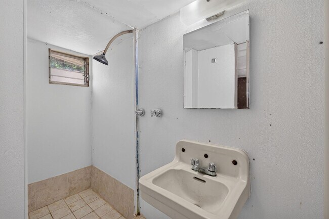 Building Photo - 216 E 57th St