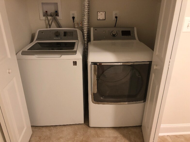 Building Photo - 1913 Searles Rd