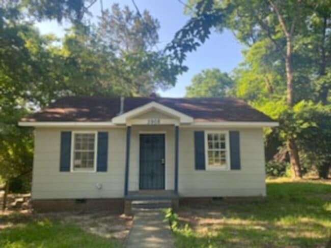 Primary Photo - 3908 N Linden Dr