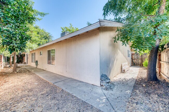 Building Photo - 6463 N Wishon Ave