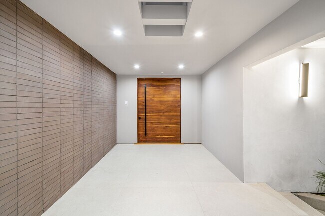 Building Photo - 16110 Clear Oak Dr