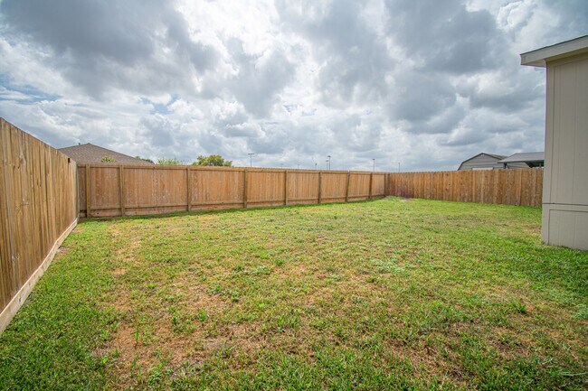 Building Photo - 807 E Mesquite Ln