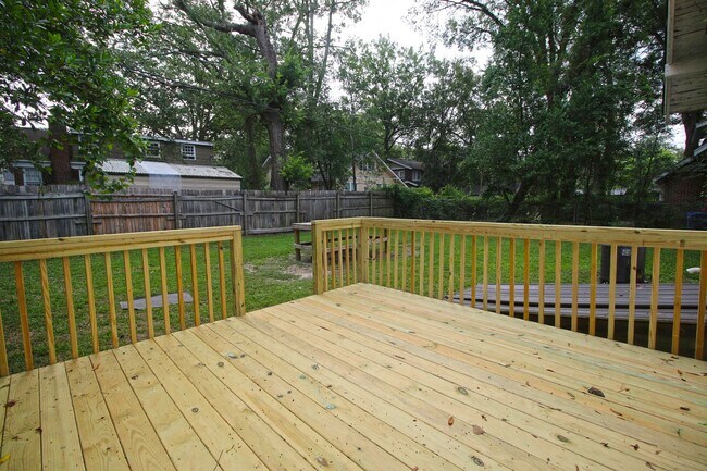Building Photo - PRE-LEASE for July 2026 - 5 Bedroom, 2.5 B...