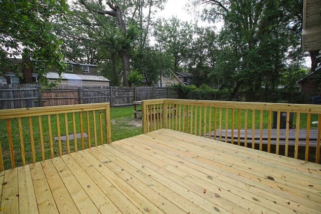 Building Photo - PRE-LEASE for July 2026 - 5 Bedroom, 2.5 Bathroom in Melrose Heights!