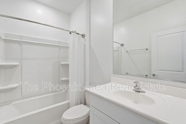Building Photo - 40643 W Shaver Dr