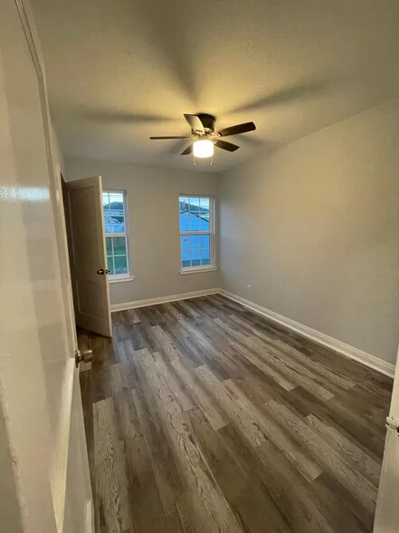 Building Photo - 4027 W Vanderbilt Dr