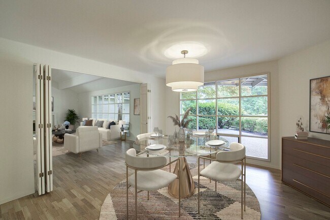 Building Photo - 4Bd/2.5Ba Clyde Hill Home