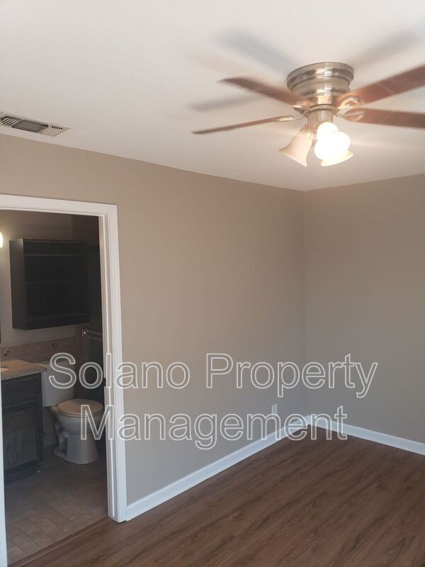 Building Photo - 340 Colonial Cir