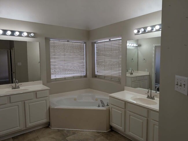 Building Photo - 3123 Bay Creek Dr