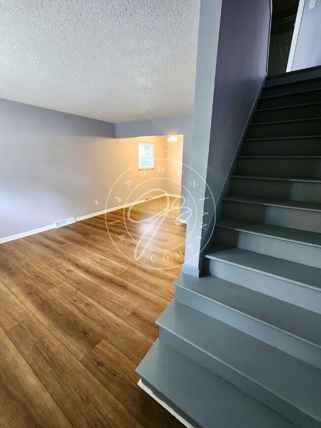 Building Photo - **Beautifully Updated 2-Bedroom Townhome**
