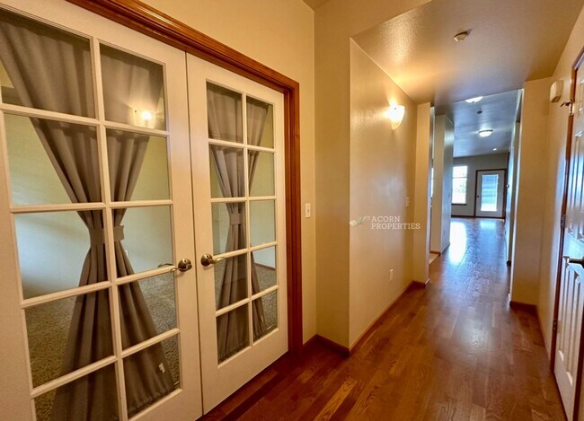 Building Photo - 1850 SW Scenic Heights St