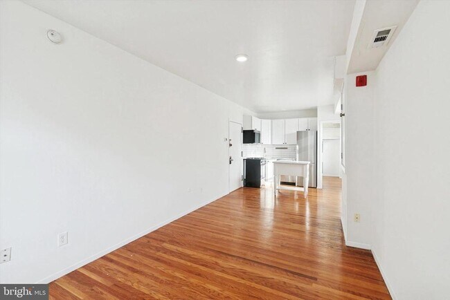 Building Photo - 319 S 10th St