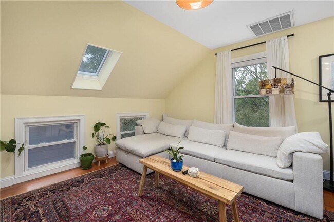 Building Photo - 510 Wickenden St